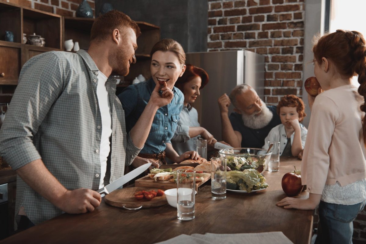 Gezin maakt samen het eten klaar aan de keukentafel