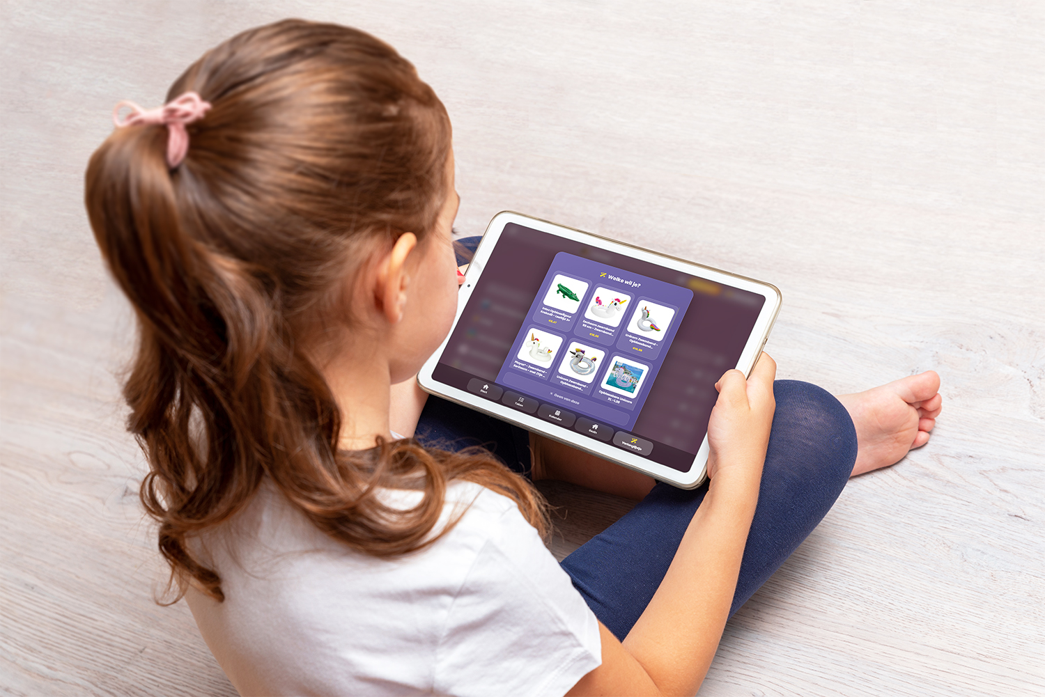 Meisje kiest op de tablet uit zes opblaasbare zwemspullen die de productzoeker bij haar wens laat zien
